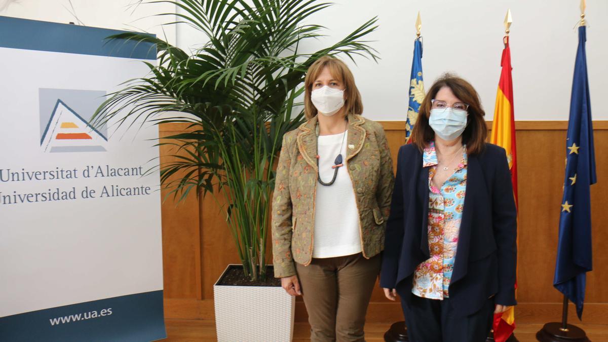 Montserrat Angulo y Amparo Navarro, durante la firma del convenio.