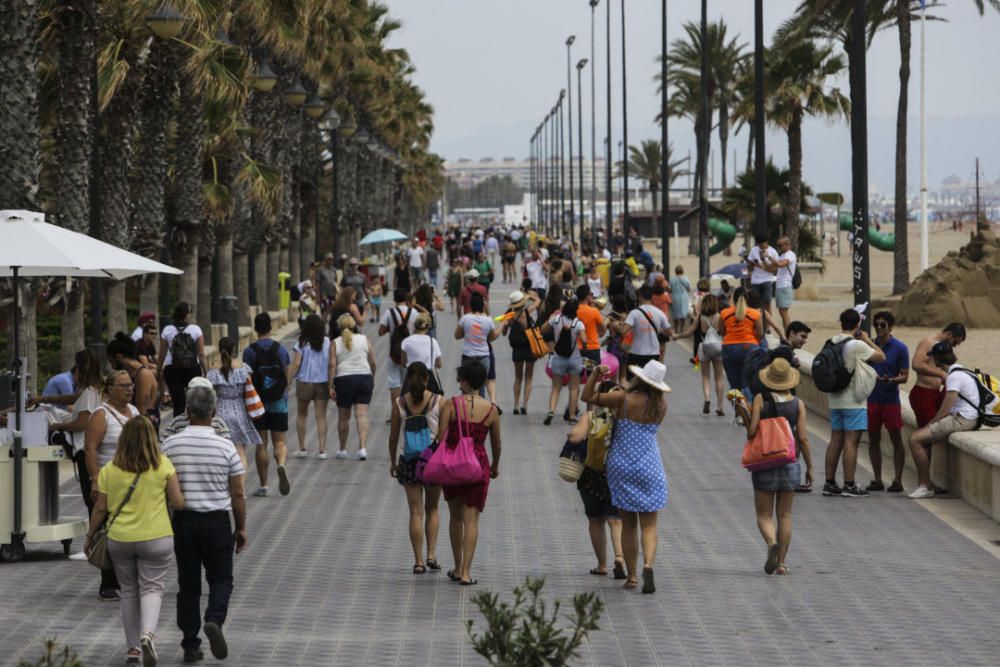 Las playas de València se llenan el primer fin de semana del verano