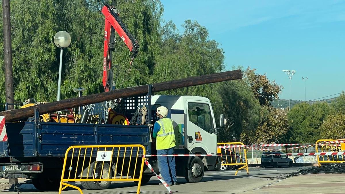 Un operario, en pleno trabajo en Benifairó de les Valls.