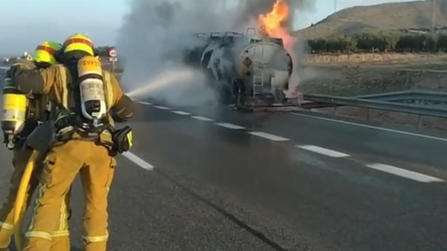 Los bomberos sofocan el incendio de un camión cisterna de gasoil en la A-31 Villena - Información