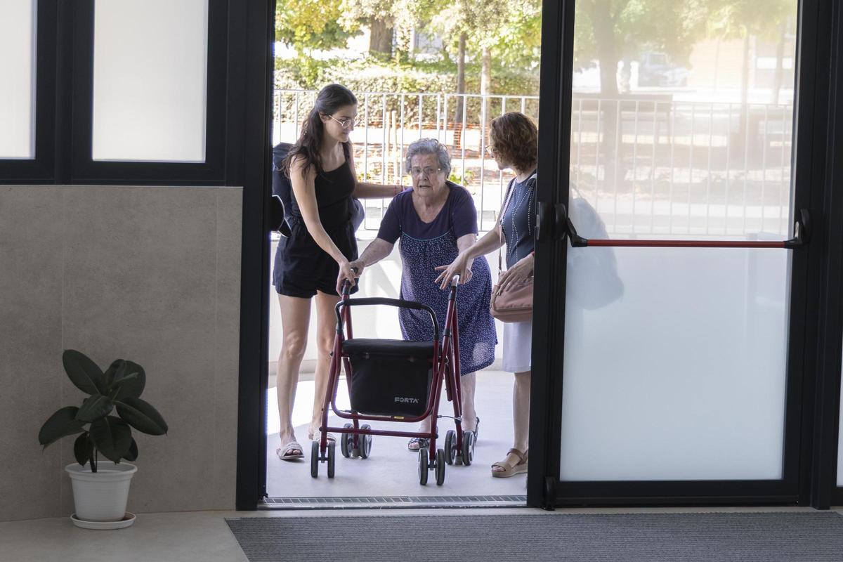 Así ha sido el traslado de los usuarios a la nueva residencia la  Beneficencia de Ontinyent
