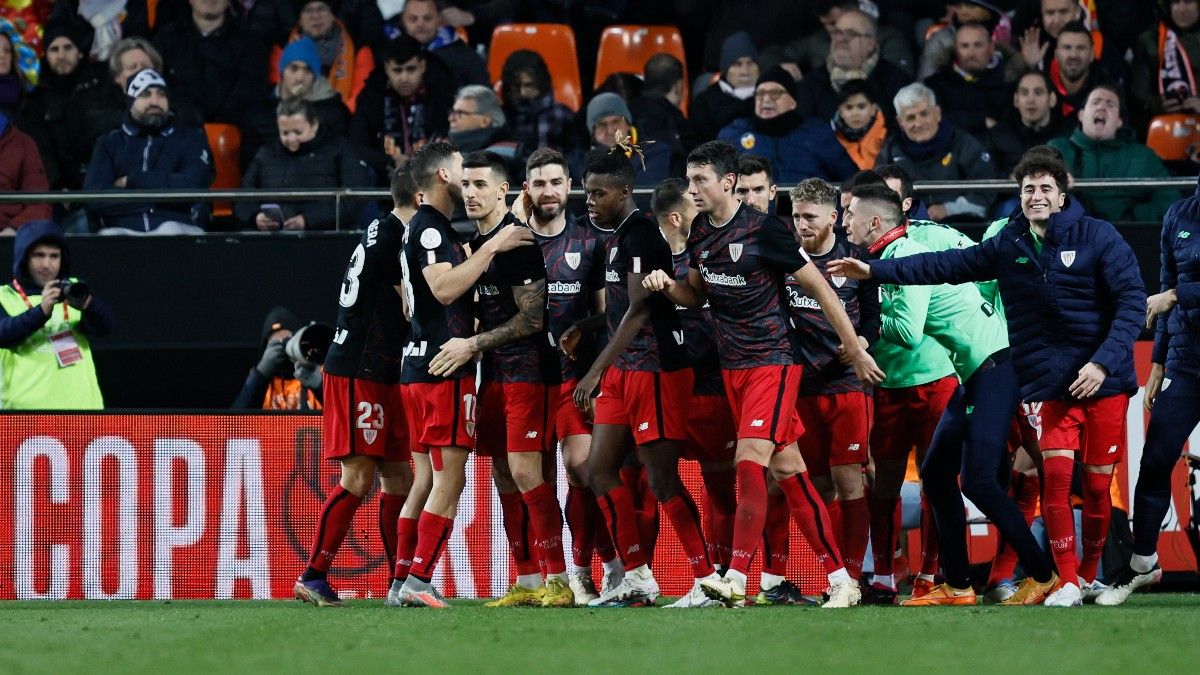 El jugador del Athletic, Vesga, celebra con sus compañeros el tercer gol marcado al Valencia