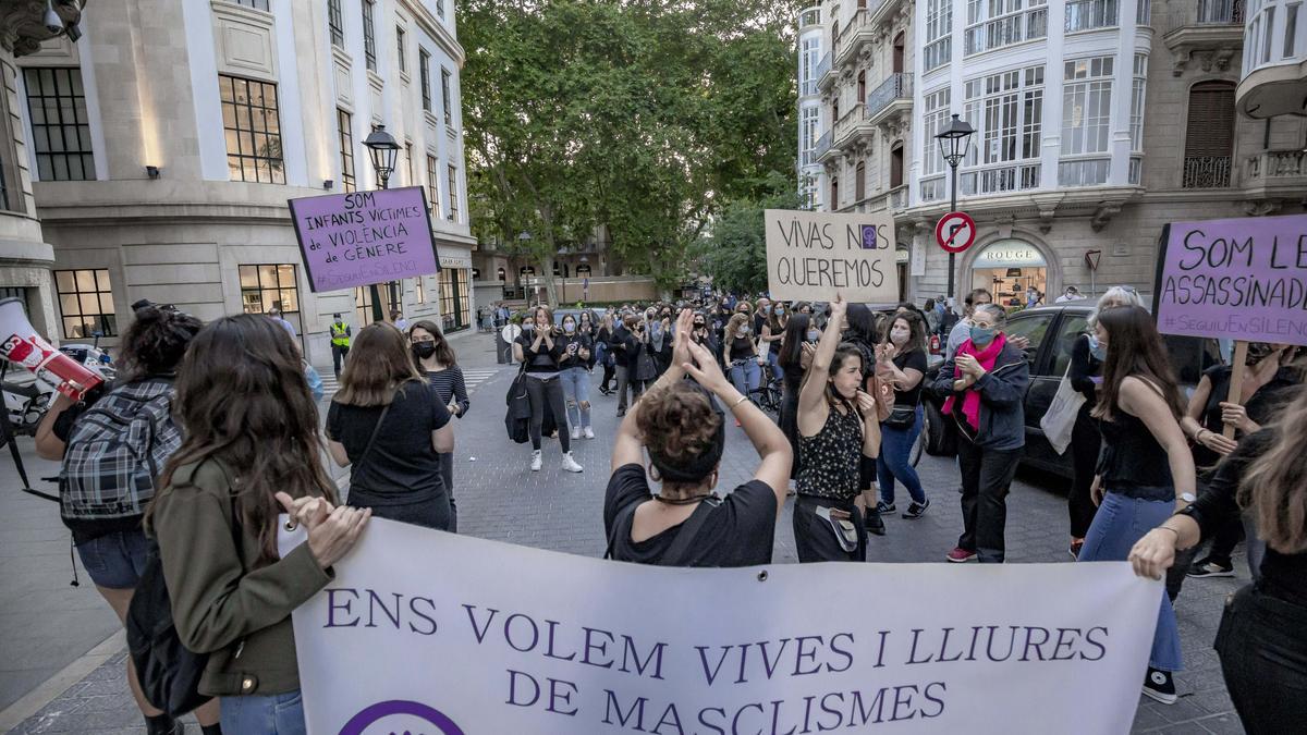 Un centenar de personas se manifiesta en Palma en contra de la violencia machista