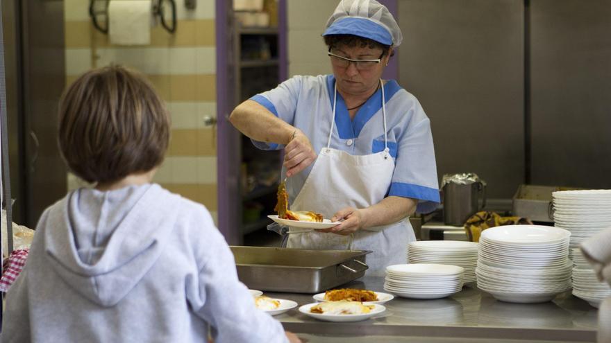 Uno de cada cuatro alumnos de Canarias recibe beca de comedor escolar