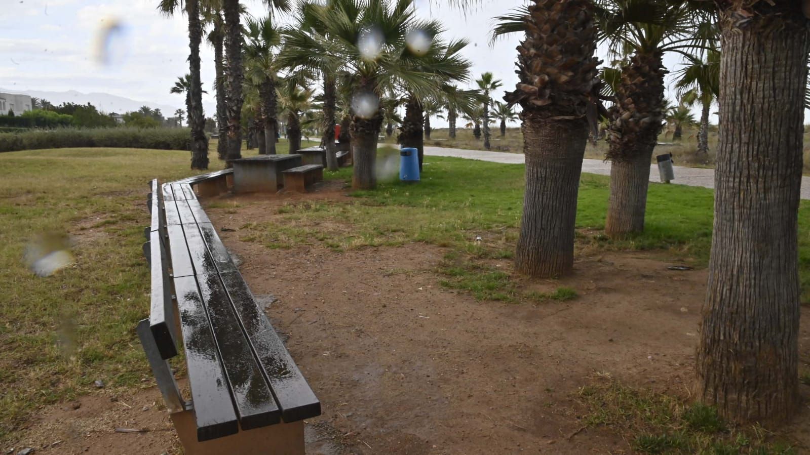 La lluvia y la vigilancia policial impiden concentraciones de gente en las playas de Castelló.