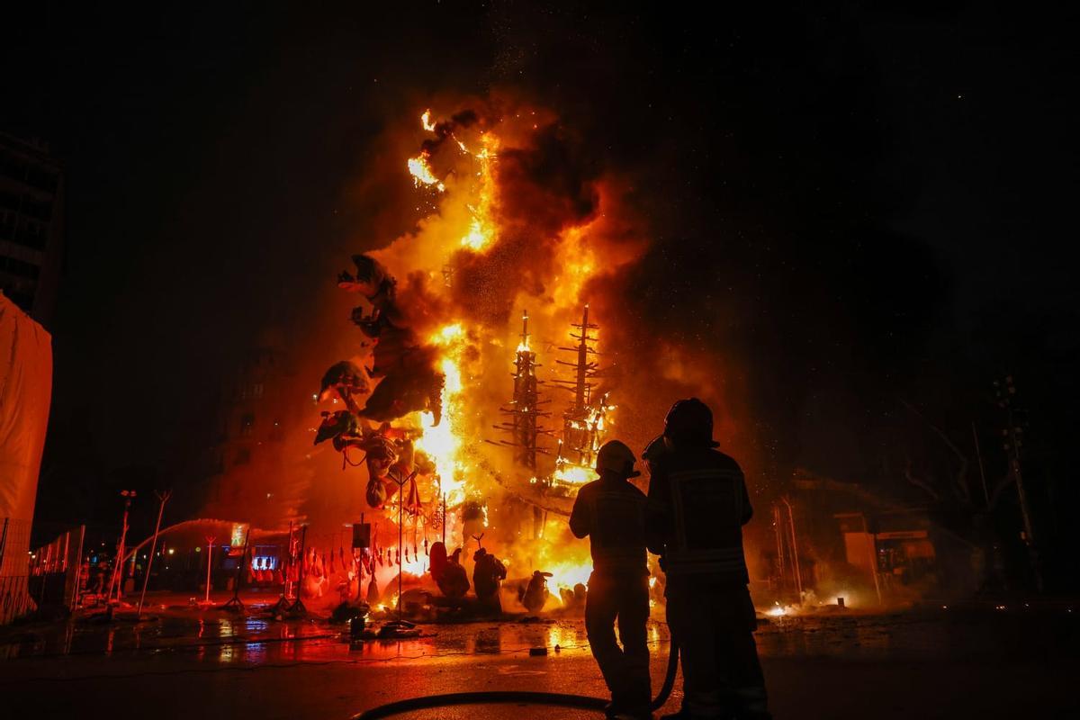 La Cremà de la falla municipal de València, en imágenes