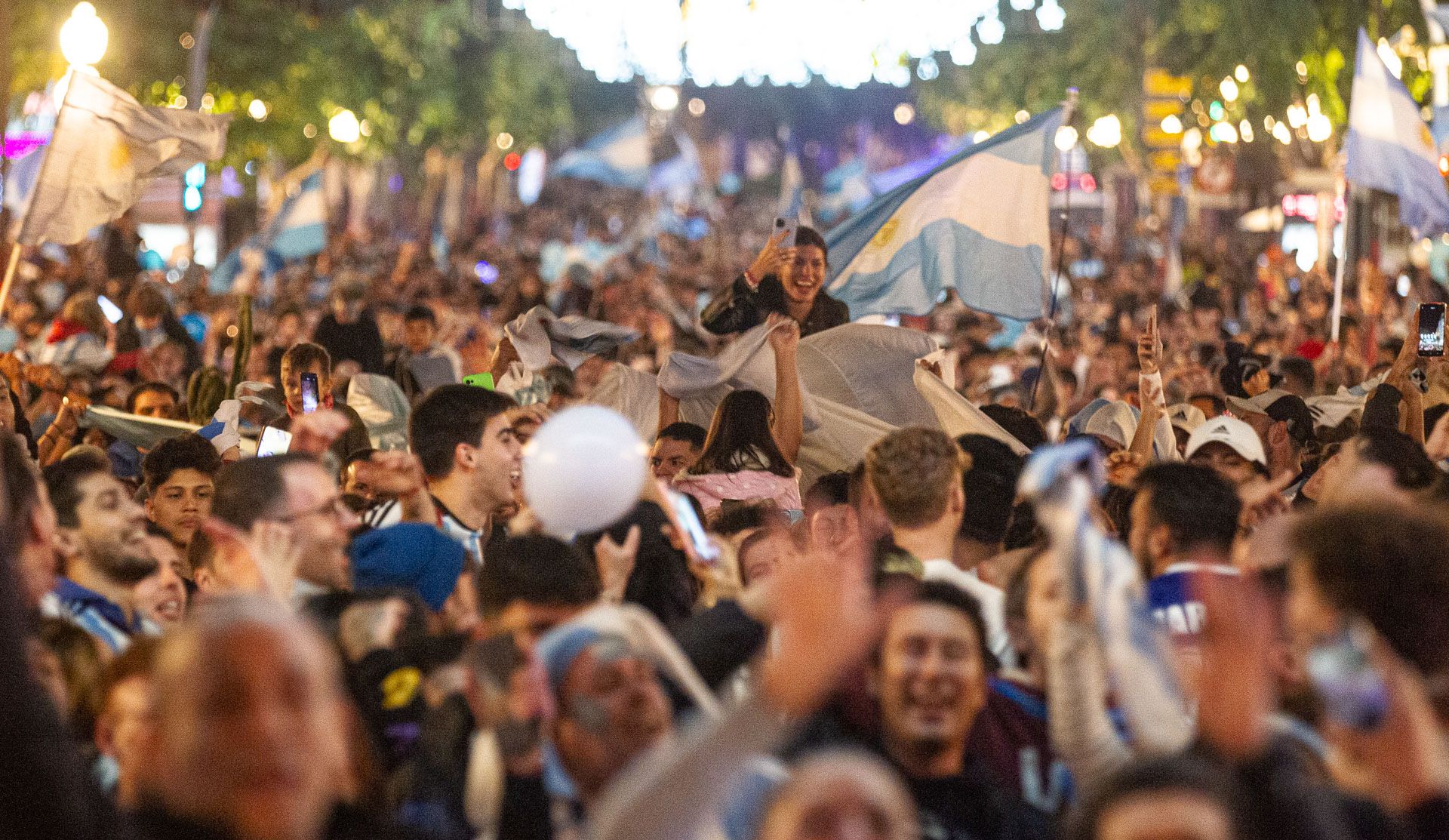 Aficionados argentinos celebran la victoria de su selección en las calles de Alicante