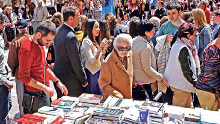 Sant Jordi descentralizado y con más kilómetros de libros