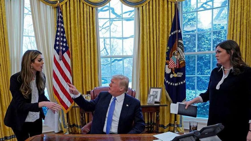 Trump, junto a dos de sus asesoras de comunicación, ayer, en el Despacho Oval.