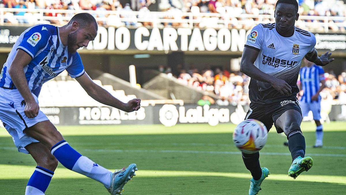 Dauda, a la derecha, en un momento del encuentro ante la Real Sociedad B. | IVÁN URQUÍZAR