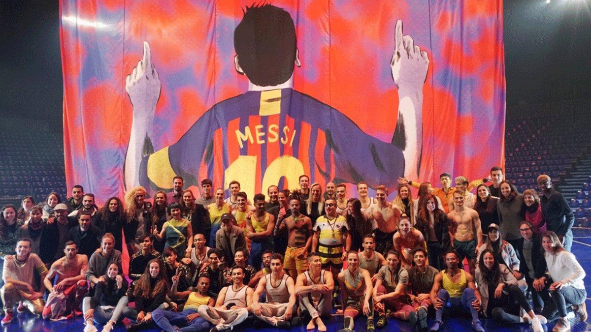 Las jugadoras del Barça y los artistas de 'Messi10'