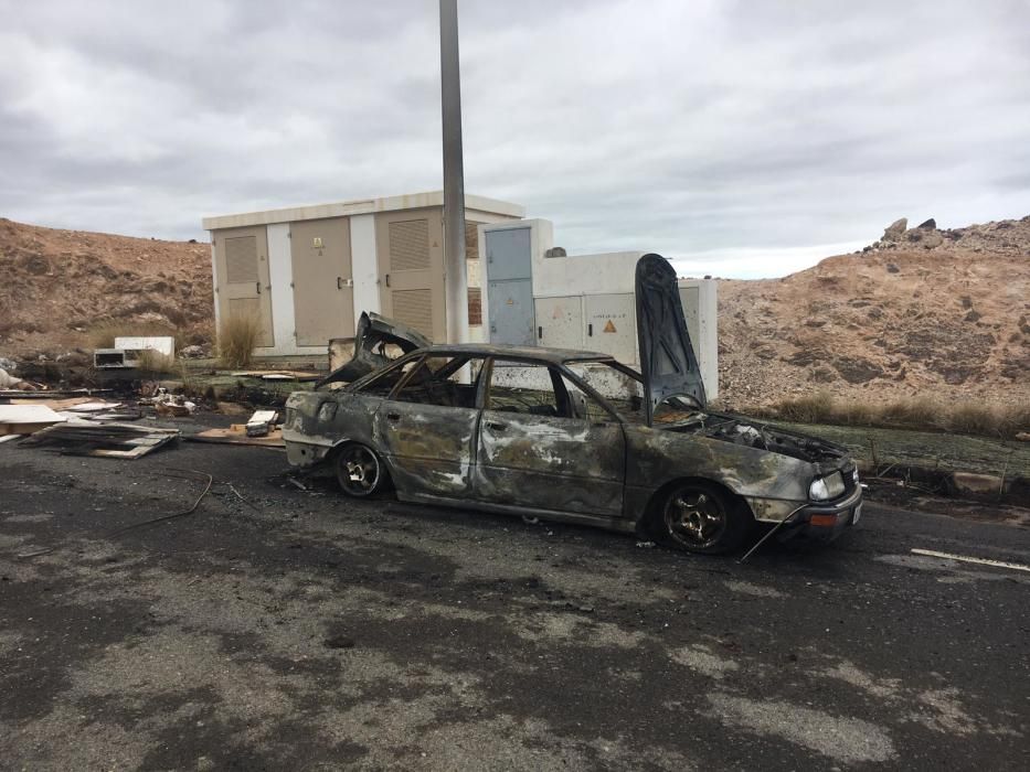 Un coche incendiado en El Goro