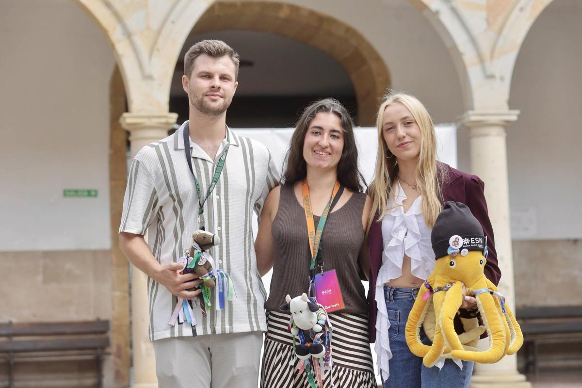 Por la izquierda, Alexandru Marchitan, Lucía Fernández y Martina Rodríguez, en el Edificio Histórico de la Universidad de Oviedo.
