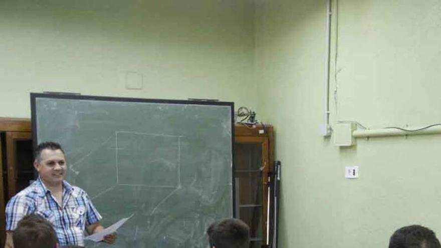 Un profesor imparte una clase en la Laboral.