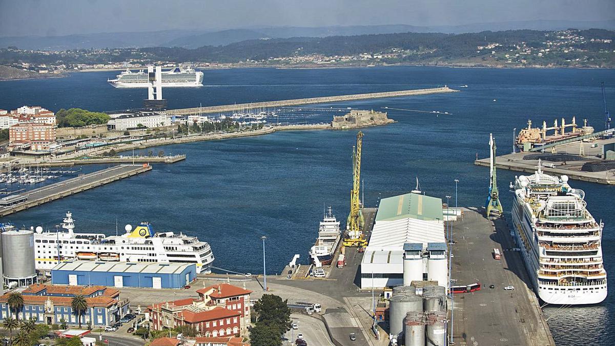 Cruceros en los muelles de la Batería, a la izquierda, y Calvo Sotelo, a la derecha. |   // CASTELEIRO/ROLLER AGENCIA