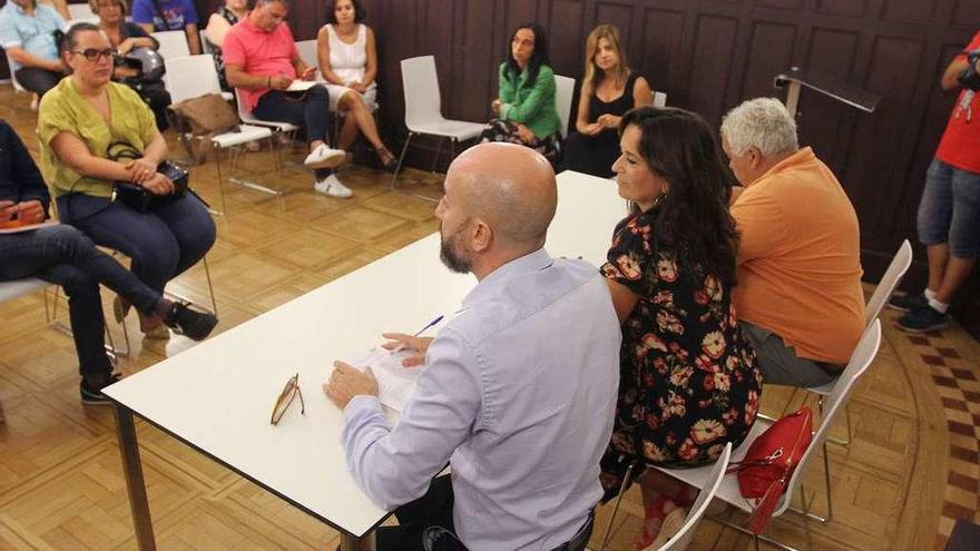 Los representantes del gobierno local con miembros de las Ampas de Ourense. // Iñaki Osorio