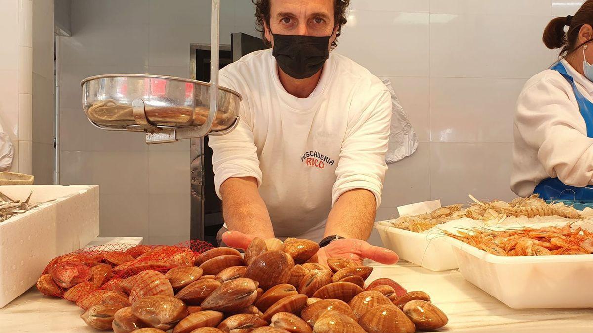 Conchas finas &quot;malagueñas&quot; en una pescadería de Málaga.