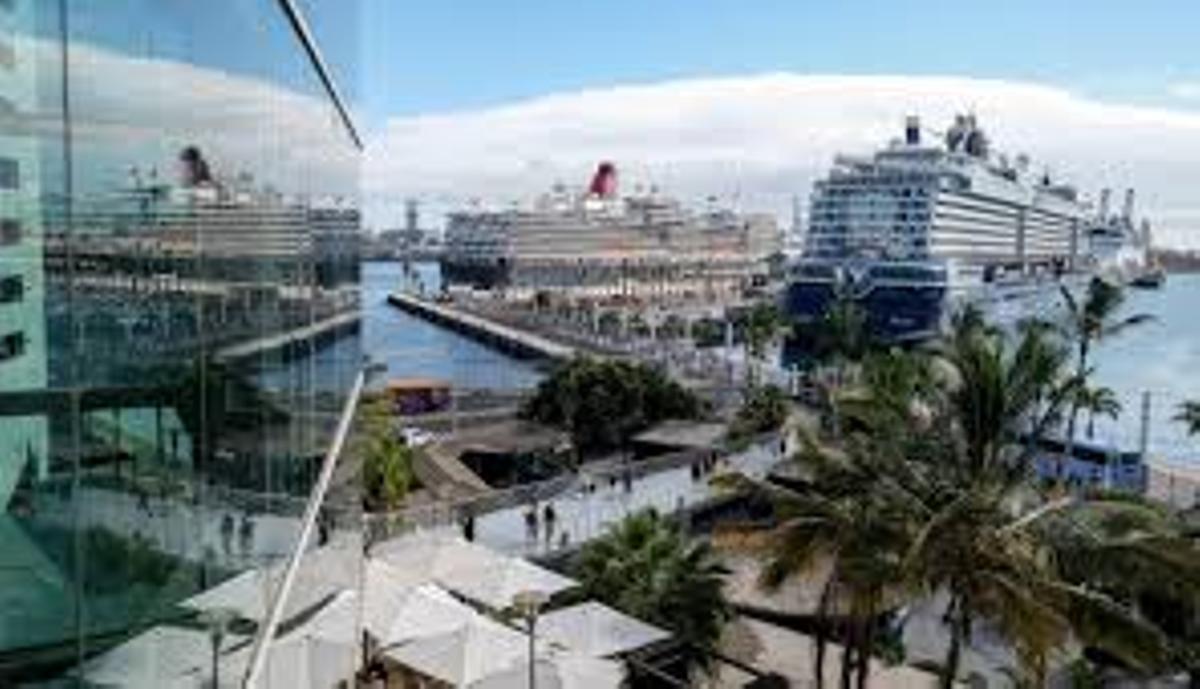 Cuatro cruceros atracados en el Muelle Santa Catalina, entre ellos, el 'Queen Victoria', que regresa este sábado.