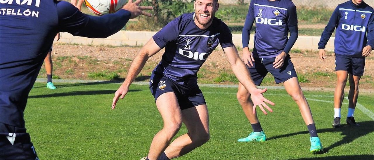 Los futbolistas del Castellón durante una sesión de entrenamiento.