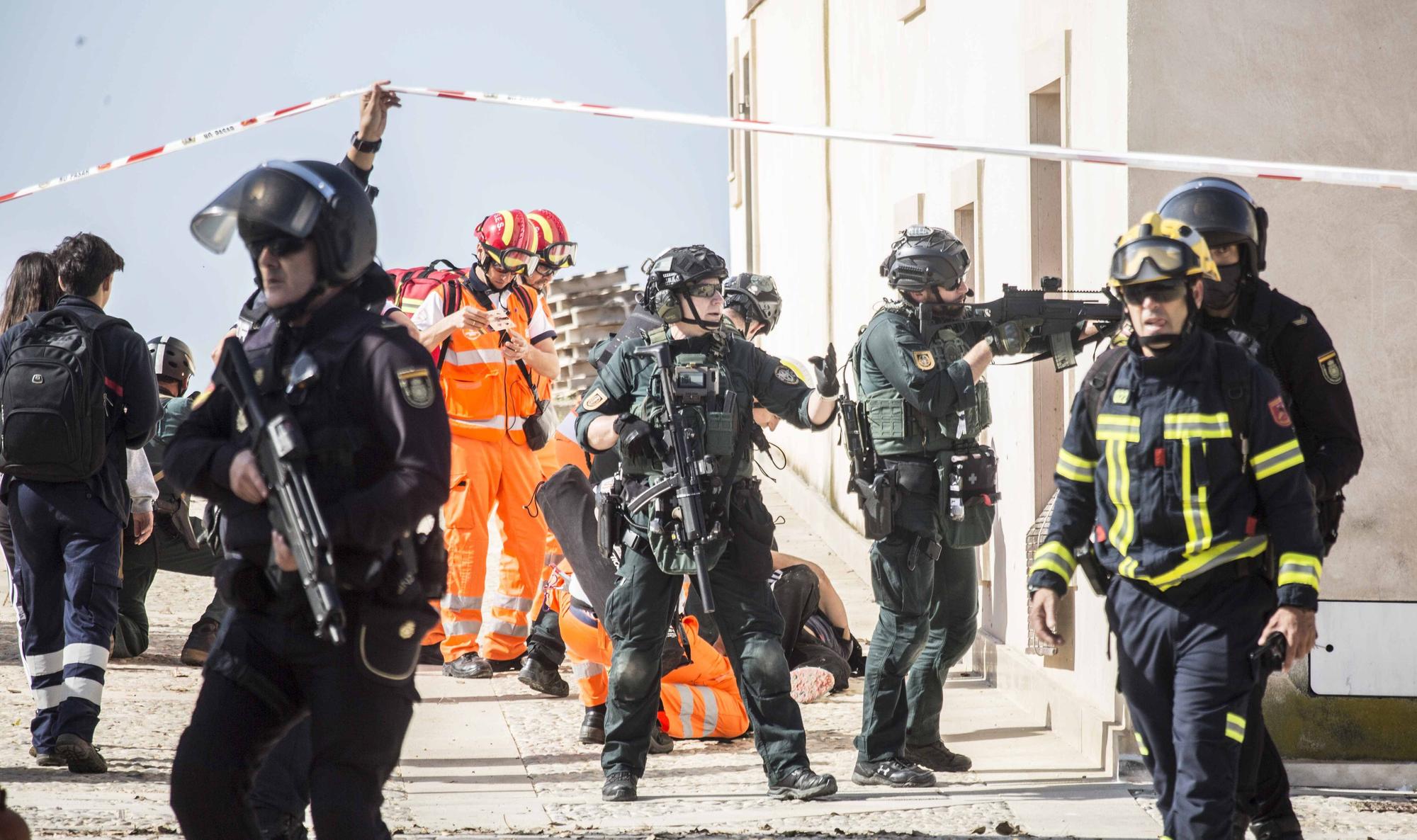 El GAR de la Guardia Civil y el Servicio de Prevención y Extinción de Incendios de los Bomberos de Alicante protagonizan en Tabarca un llamativo simulacro de emergencia