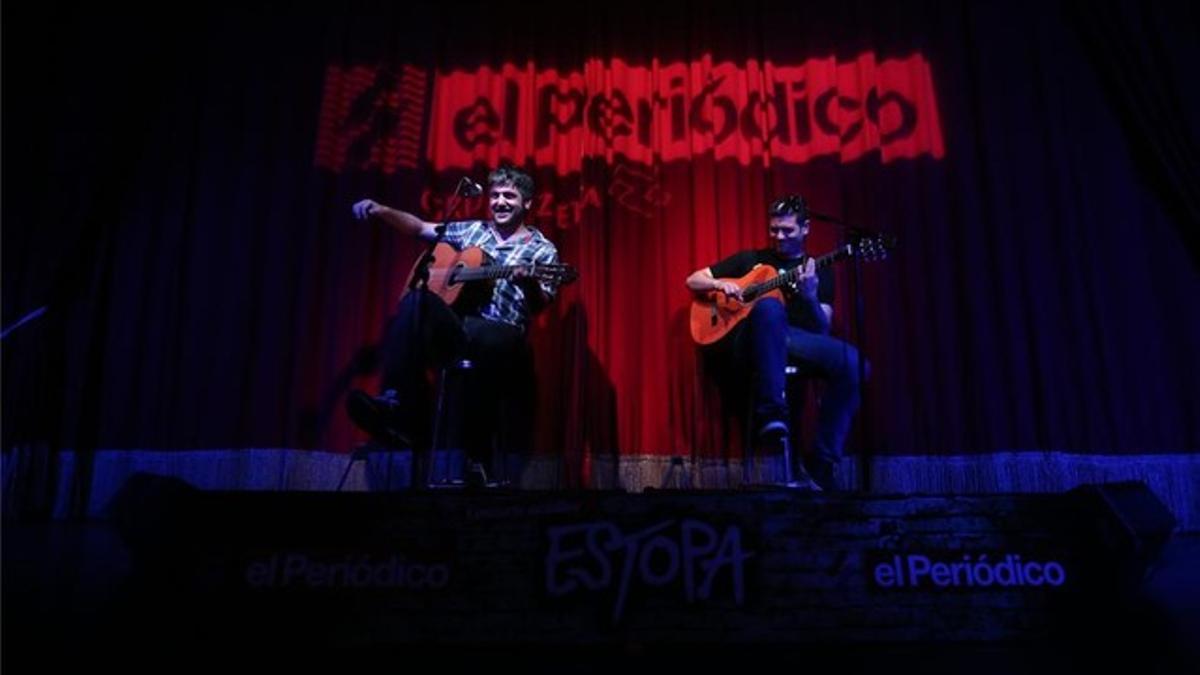 Los hermanos David y Jose Muñoz, durante su concierto para lectores de EL PERIÓDICO