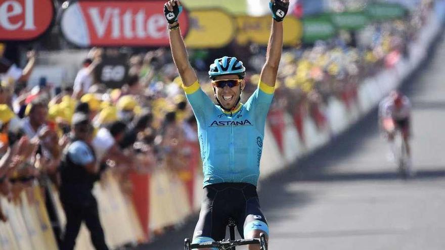Omar Fraile alza los brazos para celebrar su triunfo de etapa en la meta de Mende. // Jeff Pachoud