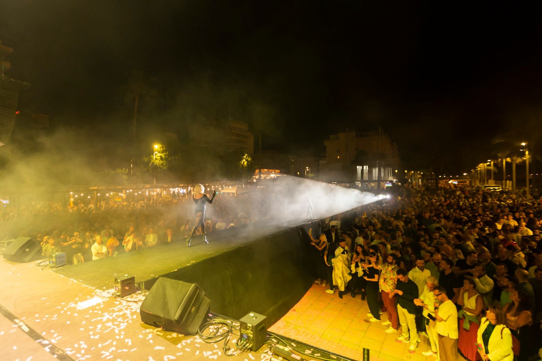 Gala y desfile Mr. Gay en la playa de Gandia