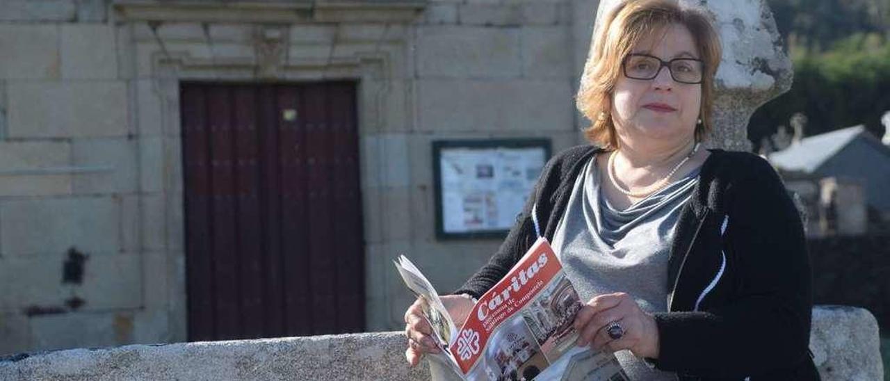 María Dolores Martínez Sabarís, en el atrio de la iglesia de San Vicente de Nogueira. // Noé Parga