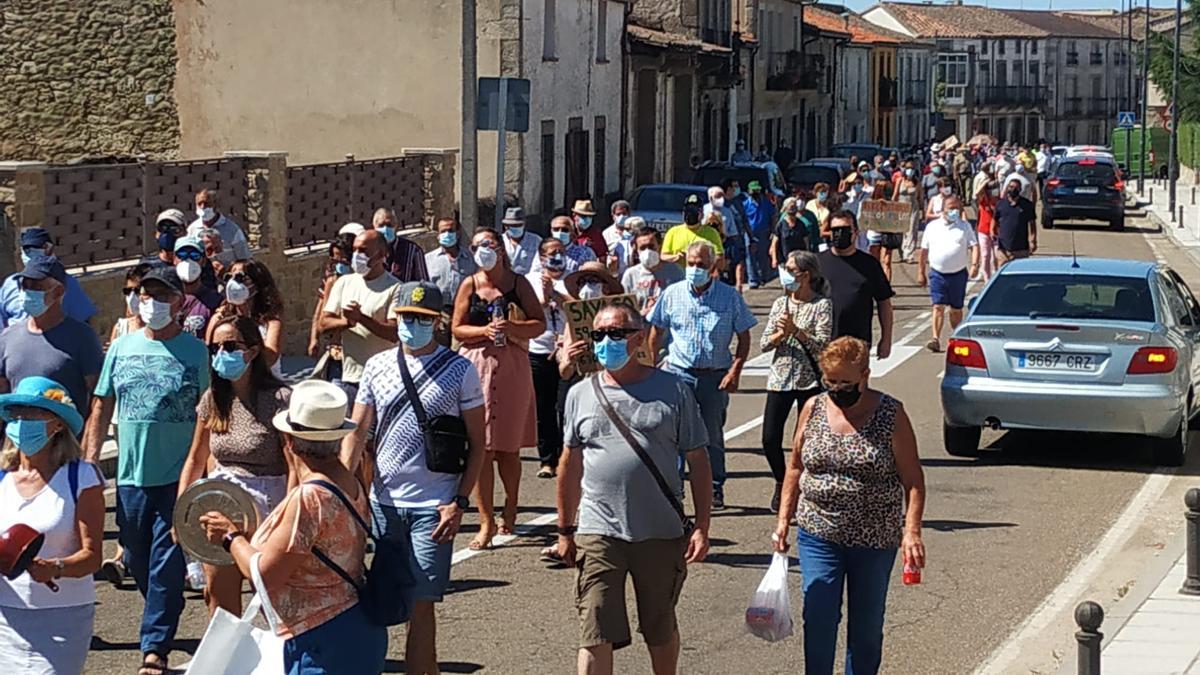 Los sayagueses a lo largo de la travesía de Bermillo en la protesta sanitaria