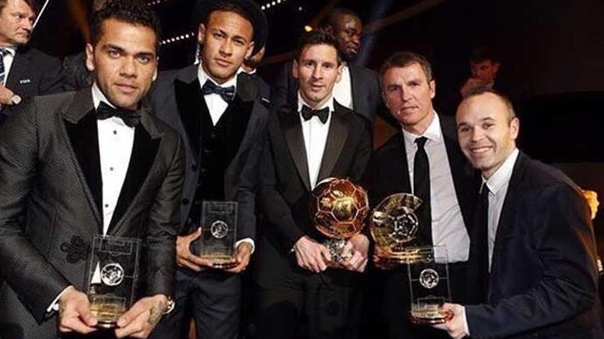 Alves, Neymar, Messi, Robert Fernández y Andrés Iniesta posan con los premios
