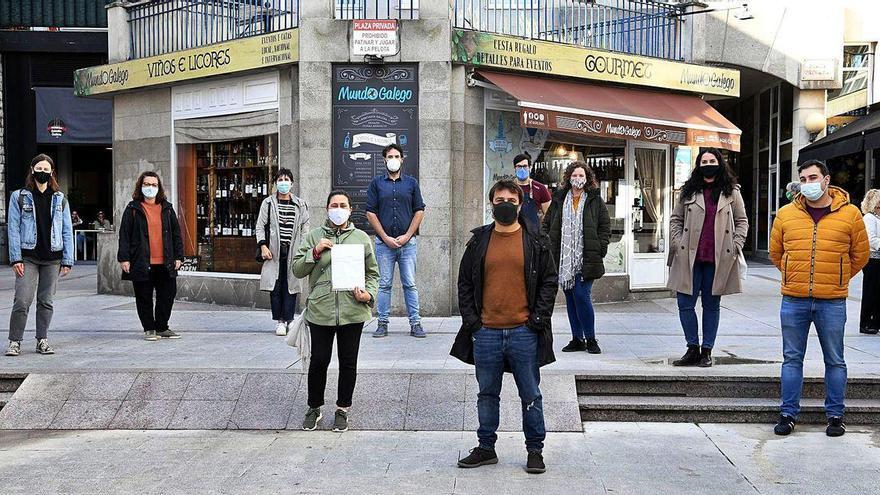 Comerciantes agrupados en el colectivo A Transversal, ayer en la plaza de A Galera.