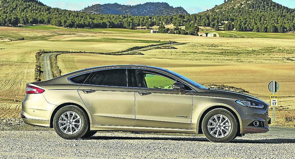 Ford Mondeo Hybrid Sedan