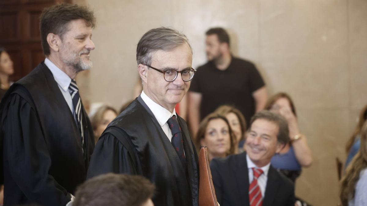 El nuevo presidente de la Sala de lo Social del TSJB, el magistrado Alejandro Roa, entra en la sala del jurado seguido de su antecesor, Antoni Oliver.