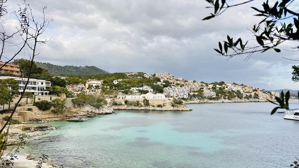 Dicke Wolken über Cala Fornells.