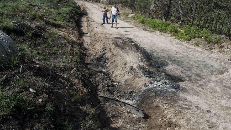 La pista entre Albite y Prado, en Muíños, donde ardió el vehículo. // Brais Lorenzo