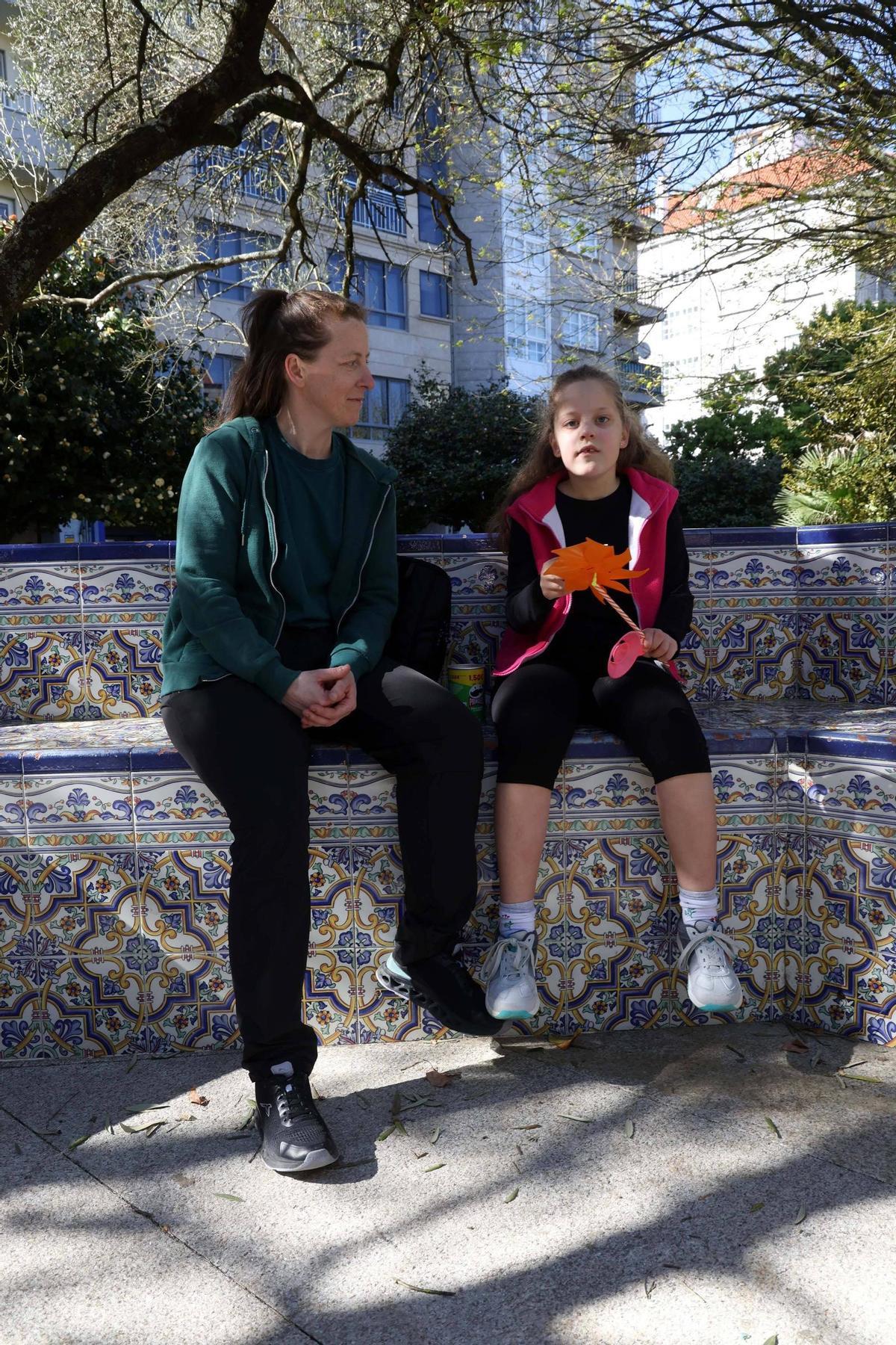 Katarzyna junto a su hija Liria en los jardines de Ravella.