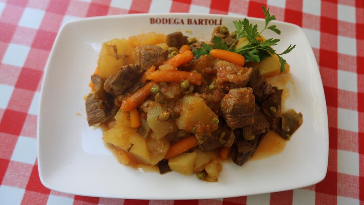 Albert Bartolí y su madre explican cómo hacen la receta del estofado de ternera.