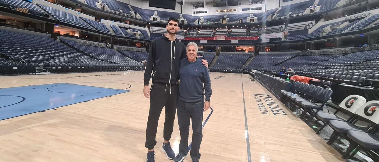 Santi Aldama, ala-pívot de los Memphis Grizzlies, junto a Santi López, director técnico del Canterbury, en el FedEx Forum de Memphis. | | LP/DLP