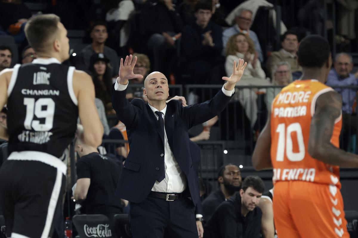 VALENCIA, 30/12/2025.- El entrenador del Partizan, Joan Peñarroya, en el partido que disputó su equipo en la cancha del Valencia Basket.
