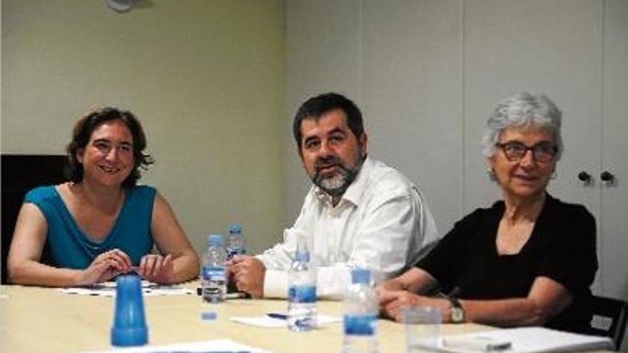 Colau, ahir, durant una reunió amb el president de l&#039;ANC, Jordi Sánchez, i la líder d&#039;Òmnium, Muriel Casals.