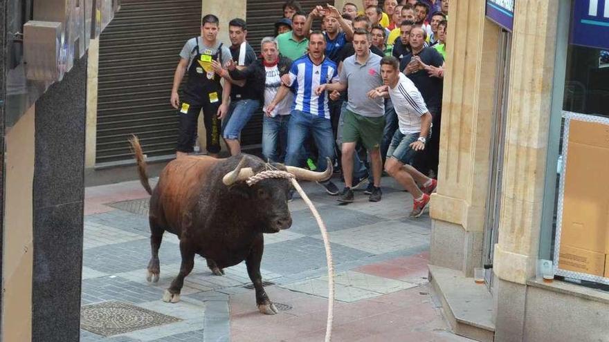 La carrera del Toro del 2016 a su salida de la calle Matadero.