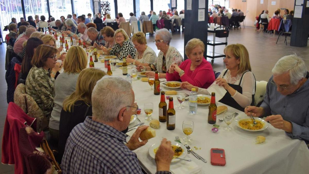 Imagen de archivo de personas mayores comiendo en un centro municipal.  | LEVANTE-EMV