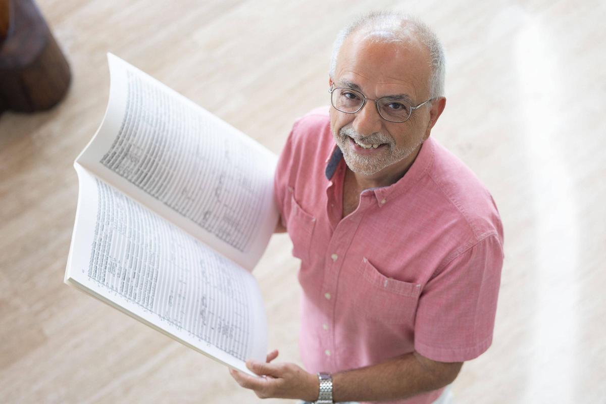 Roig-Francolí con la partitura de ‘Cinco piezas para orquesta’.