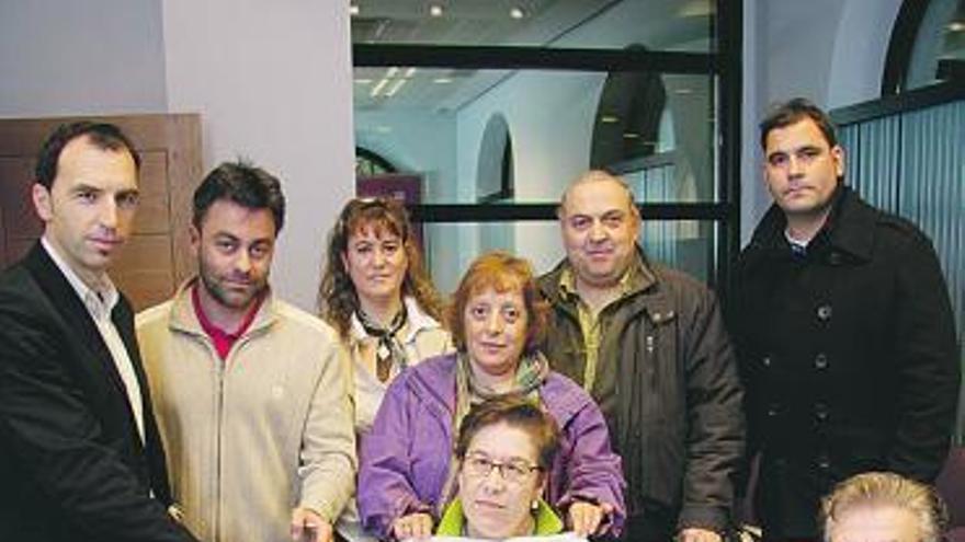 Asistentes a la presentación de la carrera solidaria.