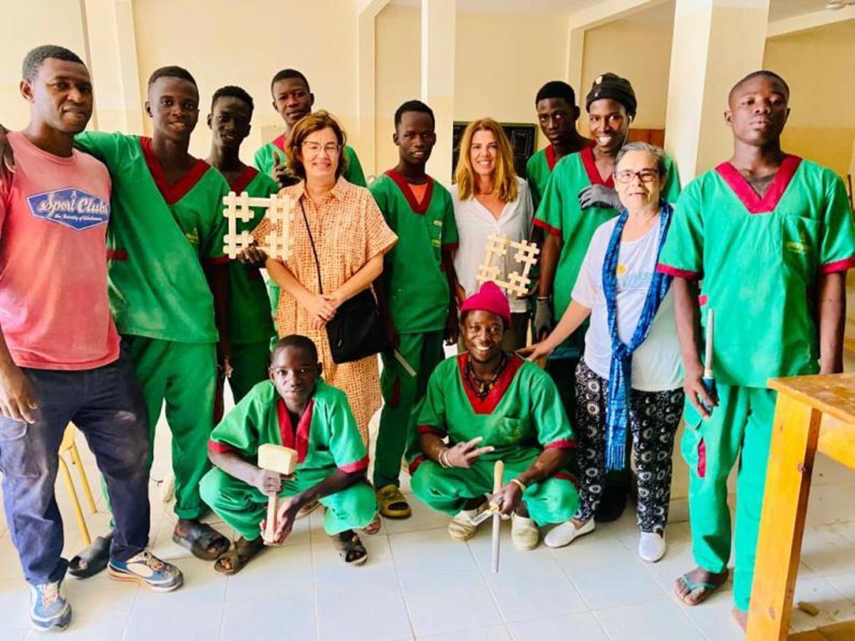 La embajadora de España en Senegal, Navarro, Sor Regina y chicos de la Escuela Taller de Ebanistería. | INFORMACIÓN