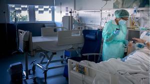 La pressió a les ucis catalanes disminueix, però augmenten els ingressats per Covid