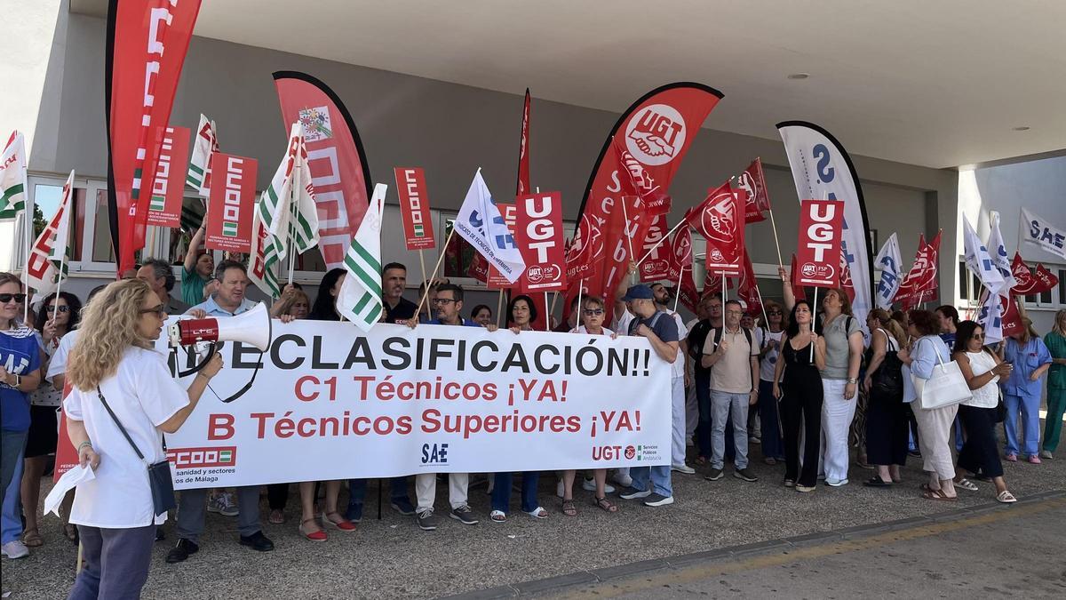Técnicos medios y superiores se concentran este lunes en el Hospital Clínico para exigir su reclasificación profesional.
