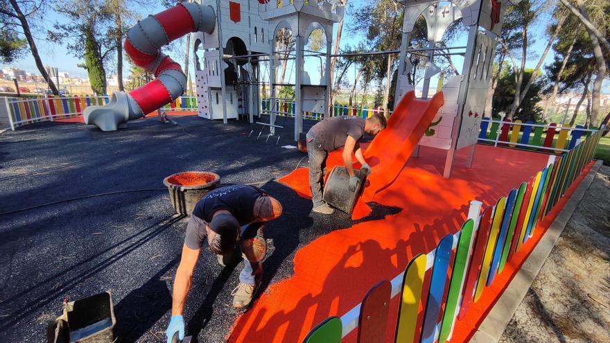 El nuevo parque de la Alcazaba de Badajoz tiene suelo cuatro meses después de ser instalado