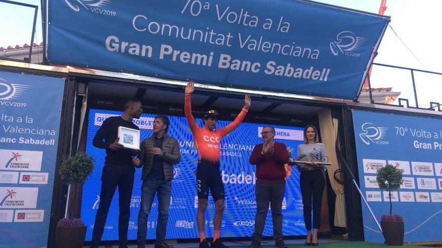 Greg Van Avermaet  en el podio tras ganar la tercera etapa