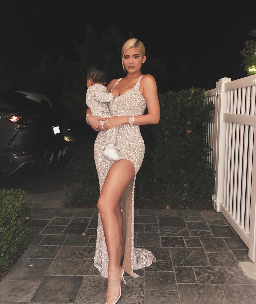 Kylie Jenner y Stormi, las dos de blanco en la noche del 24 de diciembre